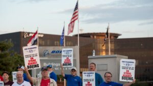 Οι εργαζόμενοι της Boeing Defense προβάλλουν απεργία μετά την απόρριψη της σύμβασης